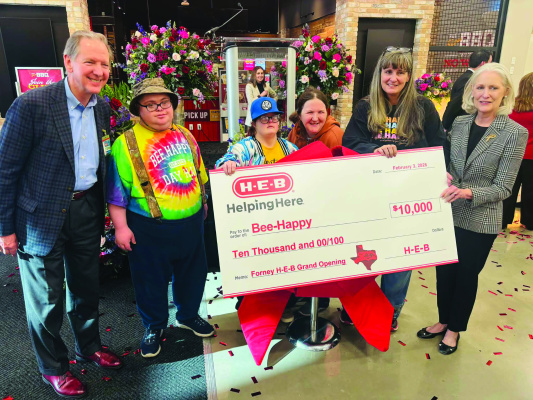 H-E-B makes donations for grand opening