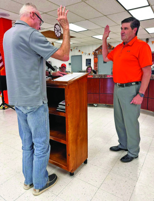 Kemp ISD swears in new member, Board President